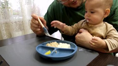 Neşeli Bebek Yemeği Babanızla Mutfakta