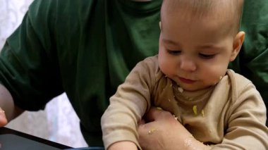 Neşeli Bebek Yemeği Babanızla Mutfakta