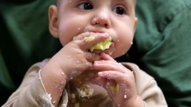 Neşeli Bebek Yemeği Babanızla Mutfakta