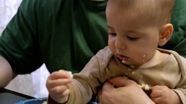 Neşeli Bebek Yemeği Babanızla Mutfakta