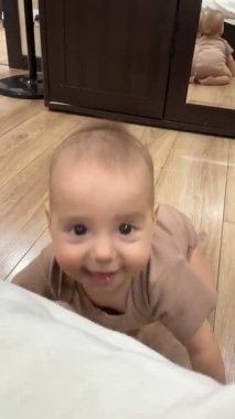 Tahta zeminde emekleyen Şirin Bebek