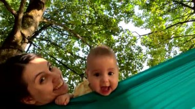 Ormandaki Hamak 'ta Gülümseyen Bebek Annesiyle