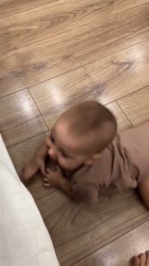 Tahta zeminde emekleyen Şirin Bebek