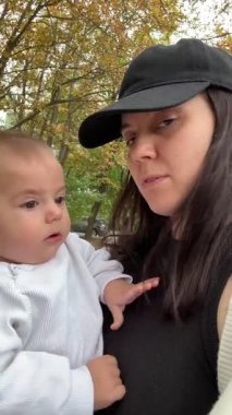 Gülümseyen Kadın Sonbahar Park Selfie 'sinde Bebeği Tutuyor