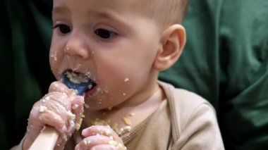 Neşeli Bebek Yemeği Babanızla Mutfakta