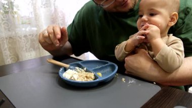 Neşeli Bebek Yemeği Babanızla Mutfakta