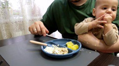 Neşeli Bebek Yemeği Babanızla Mutfakta