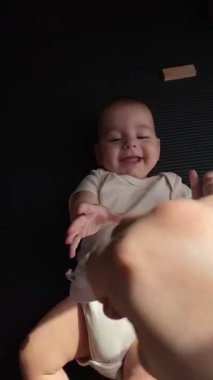 Gülümseyen Bebek Sırtüstü uzanıyor Oynuyor ve gülüyor
