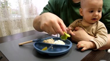 Neşeli Bebek Yemeği Babanızla Mutfakta