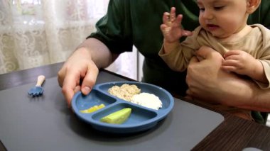 Neşeli Bebek Yemeği Babanızla Mutfakta