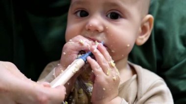 Neşeli Bebek Yemeği Babanızla Mutfakta