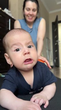 Neşeli Anne ve Bebek Gülümsüyor Birlikte selfie