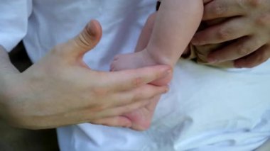 Hassas an: Bebek Ayağı ve El Kapatın