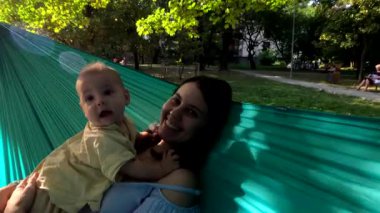 Anne ve Bebek Hamakta Dinleniyor
