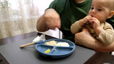 Neşeli Bebek Yemeği Babanızla Mutfakta