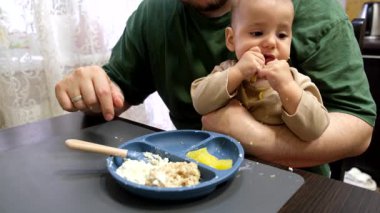Neşeli Bebek Yemeği Babanızla Mutfakta