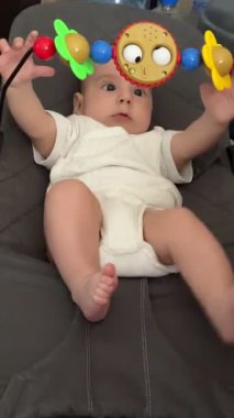 Renkli Tepegöz Oyuncağıyla Zıplayarak Bebek Oynuyor