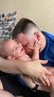 Baba ve Bebek Neşeli bir anı paylaşıyorlar