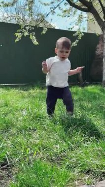 Mutlu Yürüyen Bebek Güneşli Arka Bahçede Yürüyor