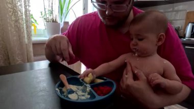 Baba Mutfakta Nazik Besleme Bebeği