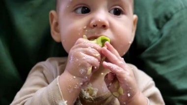 Neşeli Bebek Yemeği Babanızla Mutfakta