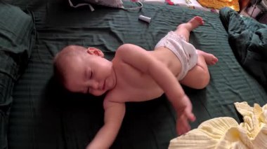 Huzurlu Bebek Yeşil Yatakta Uyuyor.