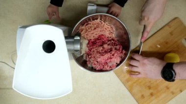 Kıyma Babası ve Küçük Oğlu Öğütücü Hazırlanıyor