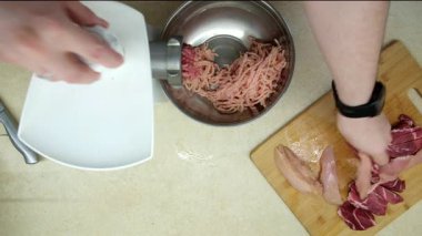 Kıyma Babası ve Küçük Oğlu Öğütücü Hazırlanıyor