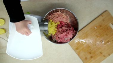 Kıyma Babası ve Küçük Oğlu Öğütücü Hazırlanıyor