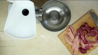 Kıyma Babası ve Küçük Oğlu Öğütücü Hazırlanıyor