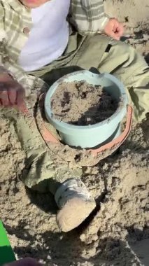 Sandbox 'ta Çocuk İnşa Eden Kum Kalesi