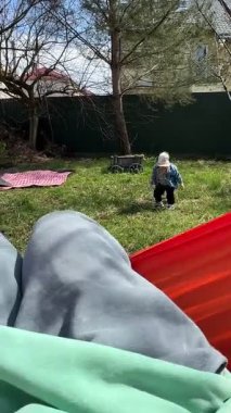 Güneşli baharda Bahçeyi Keşfeden Yürüyen Bebek