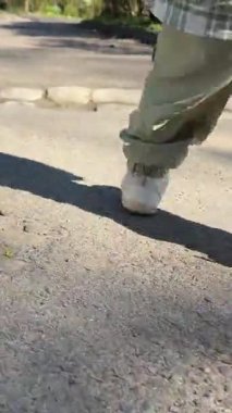 Açık Yeşil Pantolon ve Spor Ayakkabıyla Yürüyen Bebek
