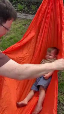 Orange Hamağı 'nda gülen çocuk babamla oynuyor.