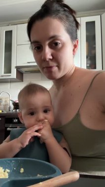 Modern Mutfakta Anne Besleme Bebeği.