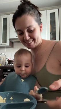 Modern Mutfakta Anne Besleme Bebeği.