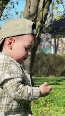 Güneşli Alanı Keşfeden Çocuk