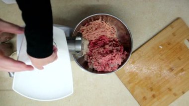 Kıyma Babası ve Küçük Oğlu Öğütücü Hazırlanıyor
