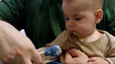 Neşeli Bebek Yemeği Babanızla Mutfakta