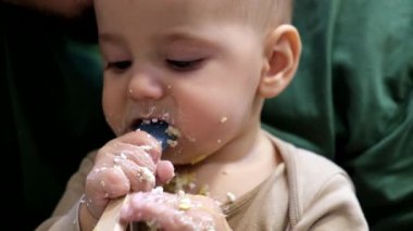 Neşeli Bebek Yemeği Babanızla Mutfakta