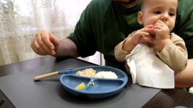 Neşeli Bebek Yemeği Babanızla Mutfakta