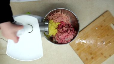 Kıyma Babası ve Küçük Oğlu Öğütücü Hazırlanıyor