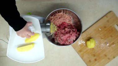 Kıyma Babası ve Küçük Oğlu Öğütücü Hazırlanıyor