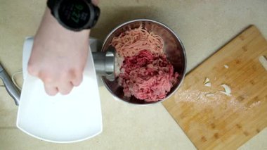 Bir Et Öğütücüsüyle Yerden Et Hazırlanıyor