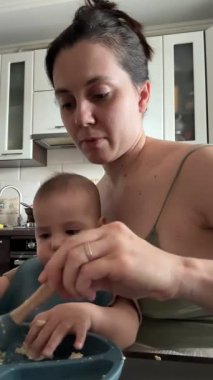 Modern Mutfakta Anne Besleme Bebeği.