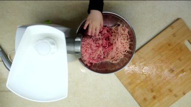 Kıyma Babası ve Küçük Oğlu Öğütücü Hazırlanıyor