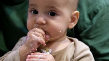 Neşeli Bebek Yemeği Babanızla Mutfakta