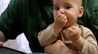 Neşeli Bebek Yemeği Babanızla Mutfakta