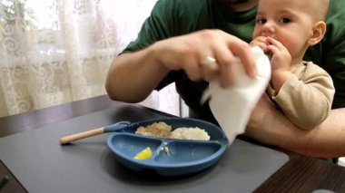 Neşeli Bebek Yemeği Babanızla Mutfakta