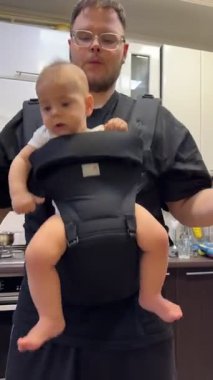 Baba Taşıyıcı 'da Bebeği Tutuyor Mutfakta eğleniyor